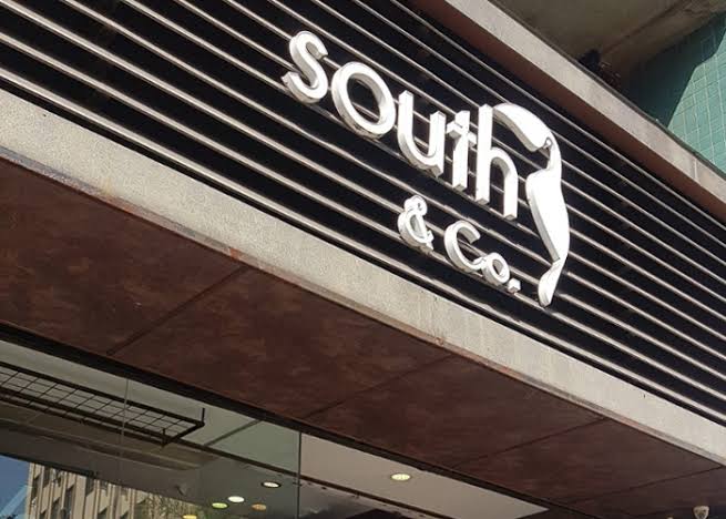 Logo da South & Co. na fachada da loja